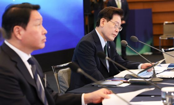 자료 보는 이재명 대통령