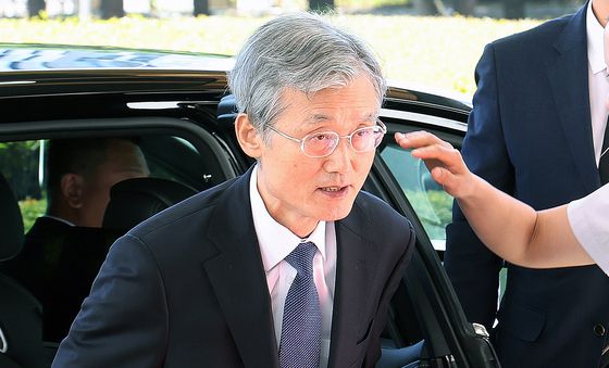 출근하는 조희대 대법원장