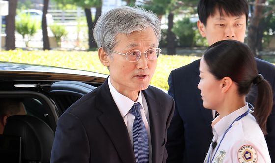 출근하는 조희대 대법원장