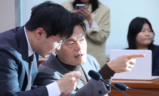 [국감] 대화나누는 박진영 위원장