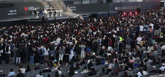 부산국제영화제 둘째날 관객들로 인산인해