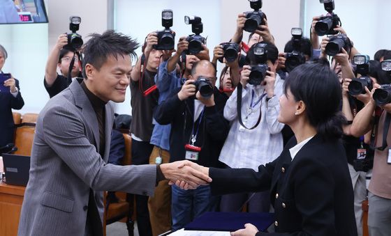 [국감] 이재정 위원장과 악수하는 박진영