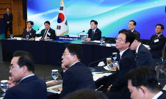 발표 지켜보는 이재명 대통령
