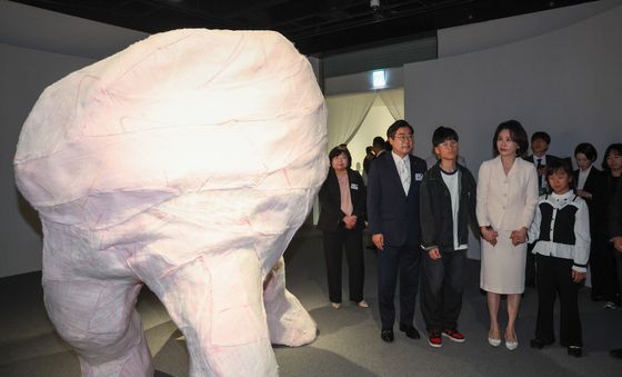 전시물 관람하는 김혜경 여사