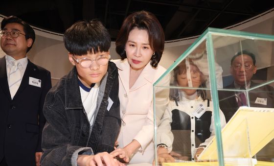 점자 체험하는 김혜경 여사