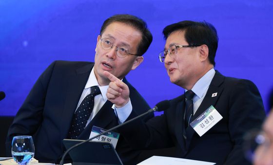 대화하는 이형일·김성환 장관