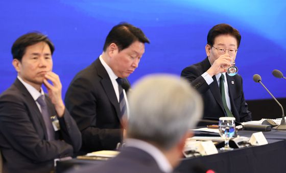 목 축이는 이재명 대통령