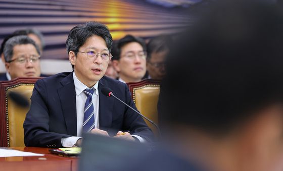 [국감] 의원 질의에 답하는 홍지선 장관