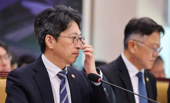 [국감] 안경 고쳐쓰는 홍지선 국토부 장관