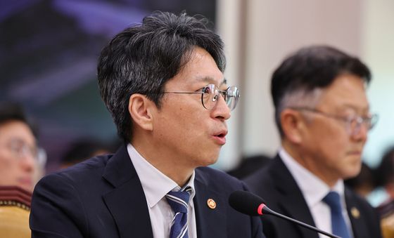 [국감] 의원 질의에 답하는 홍지선 장관