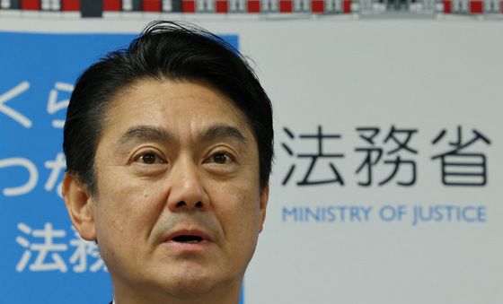 [포토] 기자회견 중인 日 법무대신