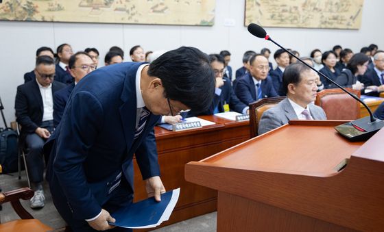 [국감] 수시 원서접수 시스템 장애 추가 업무보고 후 인사하는 최교진 교육부 장관