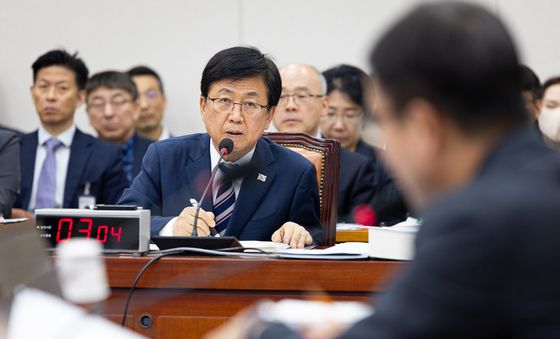 [국감] 한병도 원내대표 질의 답변하는 최교진 교육부 장관