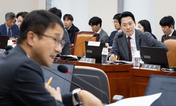 [국감] 한병도 원내대표 질의 바라보는 장동혁 국민의힘 대표