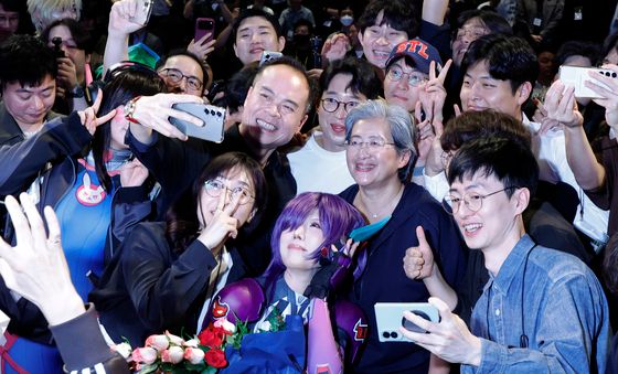 리사 수 AMD CEO, 게이머 데이 참석자들과 기념 촬영