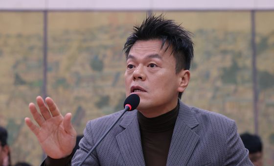 [국감] 의원 질의에 답하는 박진영 위원장
