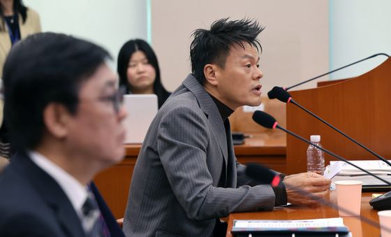 [국감] 의원 질의에 답하는 박진영 위원장