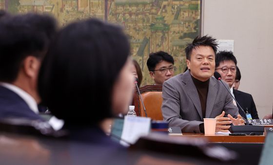 [국감] 질의에 답하는 박진영 위원장