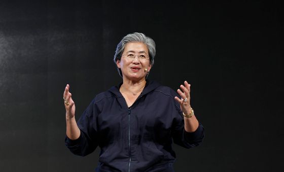 인사말 하는 리사 수
