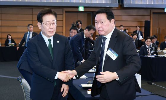 인사하는 이재명 대통령과 최태원 대한상의 회장