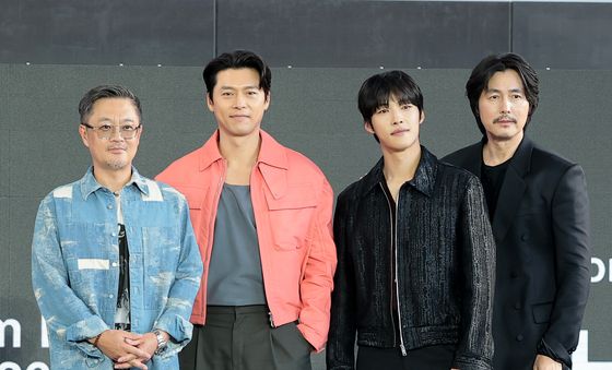 BIFF 무대 인사 하는 우민호 감독과 현빈·우도환·정우성
