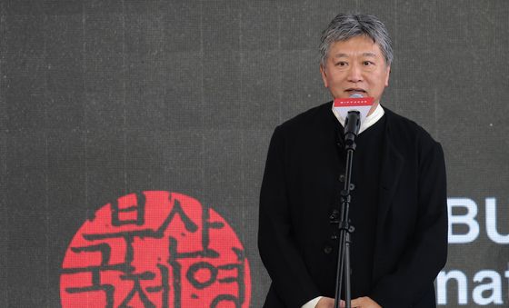 '룩백' 무대 인사하는 고레에다 히로카즈 감독