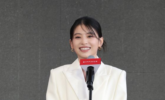 무대 인사하는 데구치 나츠키