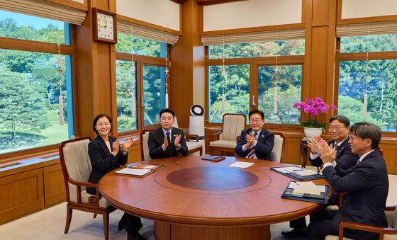 누리호 5차 발사에 박수 치는 이재명 대통령