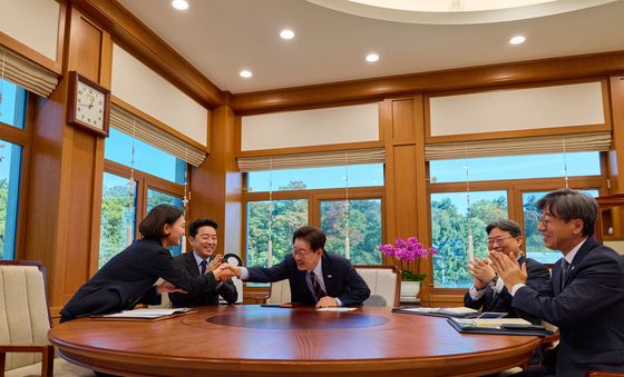 이해민 AI미래기획수석과 악수하는 이재명 대통령