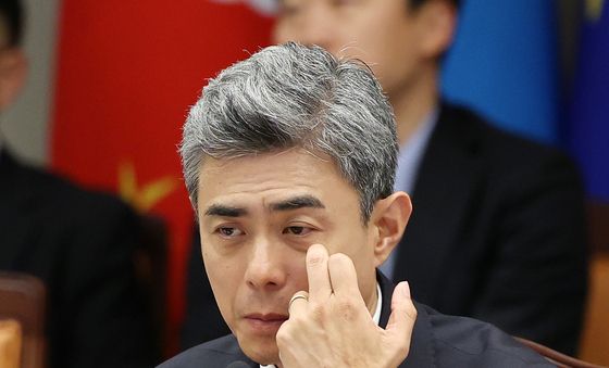 [국감] 의원 질의듣는 강신철 장관