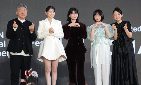 BIFF 관객들에게 하트 하는 '룩백' 주역들