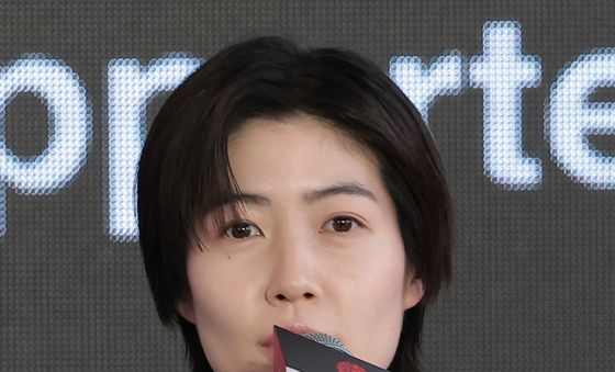 인사말 하는 심은경