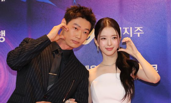 포즈 취하는 카사마츠 쇼와 노정의