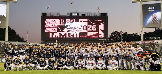 잠실에서 마지막 맞대결 앞두고 기념 촬영하는 LG·두산 선수들