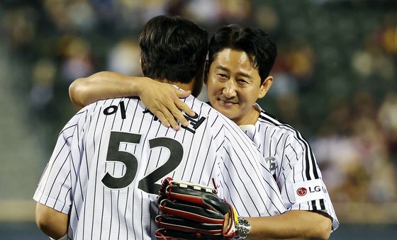 이재원과 포옹 나누는 박용택