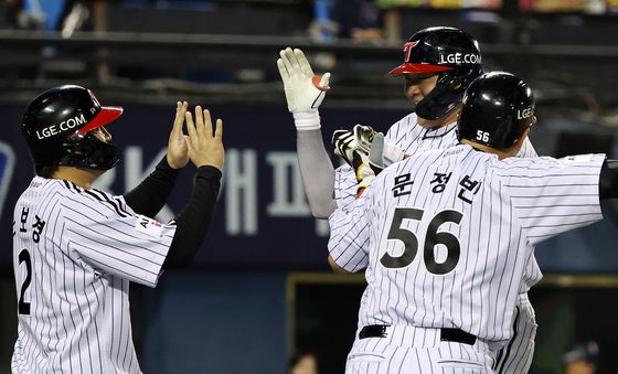 동료들과 기쁨 나누는 이재원