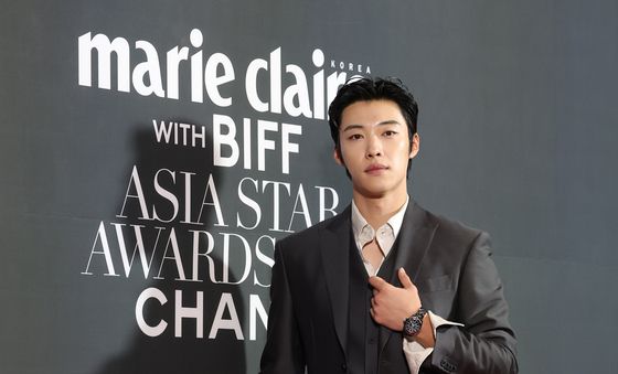 우도환, 자체발광