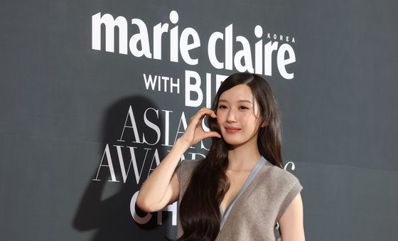 문가영, 허벅지까지 흘러내린 벨트