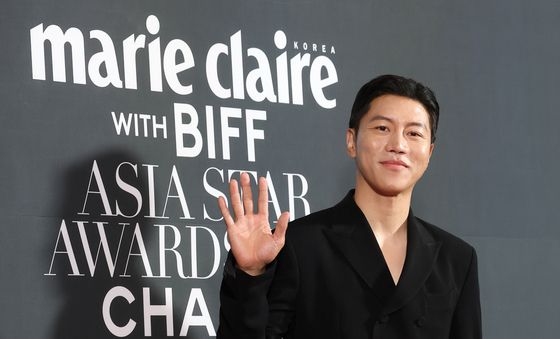 음문석, 부드러운 손 인사