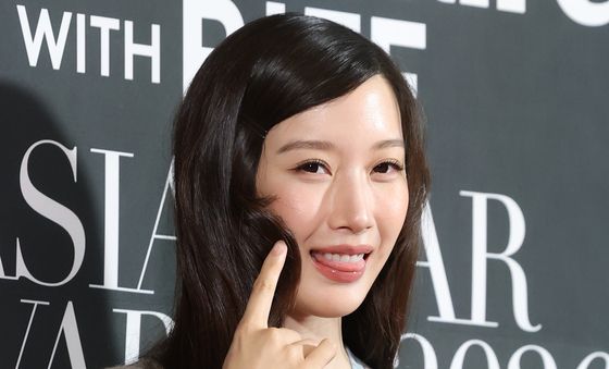 문가영, 혀빼꼼