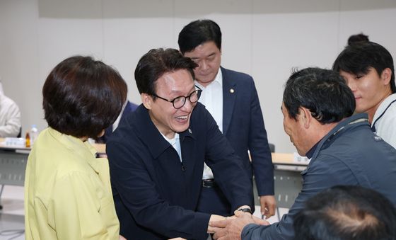 안성 농업인들과 인사하는 김민석 대표