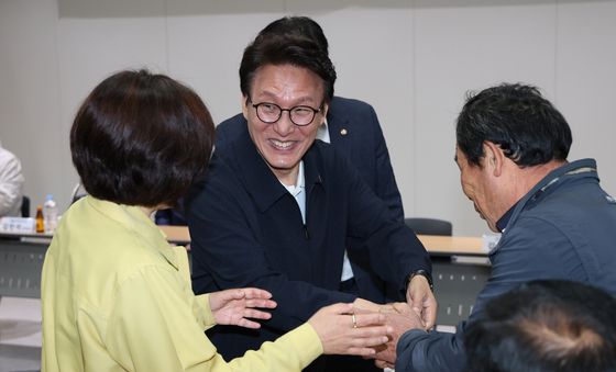 안성 농업인들과 인사하는 김민석 대표