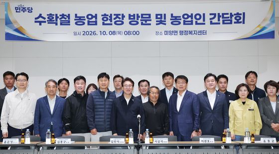 기념촬영하는 김민석 대표