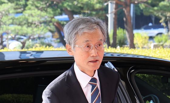대법원 출근하는 조희대 대법원장