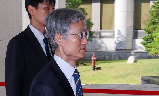 출근하는 조희대 대법원장