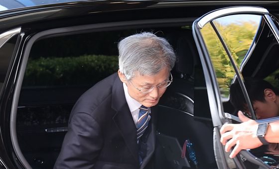 대법원 출근하는 조희대 대법원장