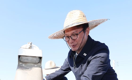 수확한 벼 살펴보는 김민석 대표