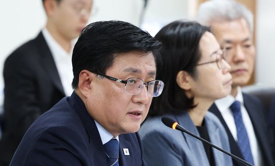 가습기살균제 배상 이행 협약식 발언하는 김성환 장관