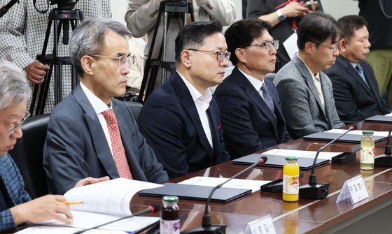 경청하는 가습기살균제 배상 참여 기업 관계자들