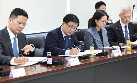 협약서에 서명하는 김성한 장관과 기업 대표들